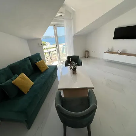 Apartment In With Sea View, Balcony, Air Conditioning, Wi-fi Trogir