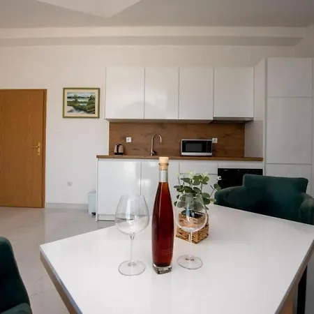 In With Sea View, Balcony, Air Conditioning, Wi-fi *